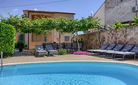 Charming Villa Petroro With Pool, 900M From The Beach